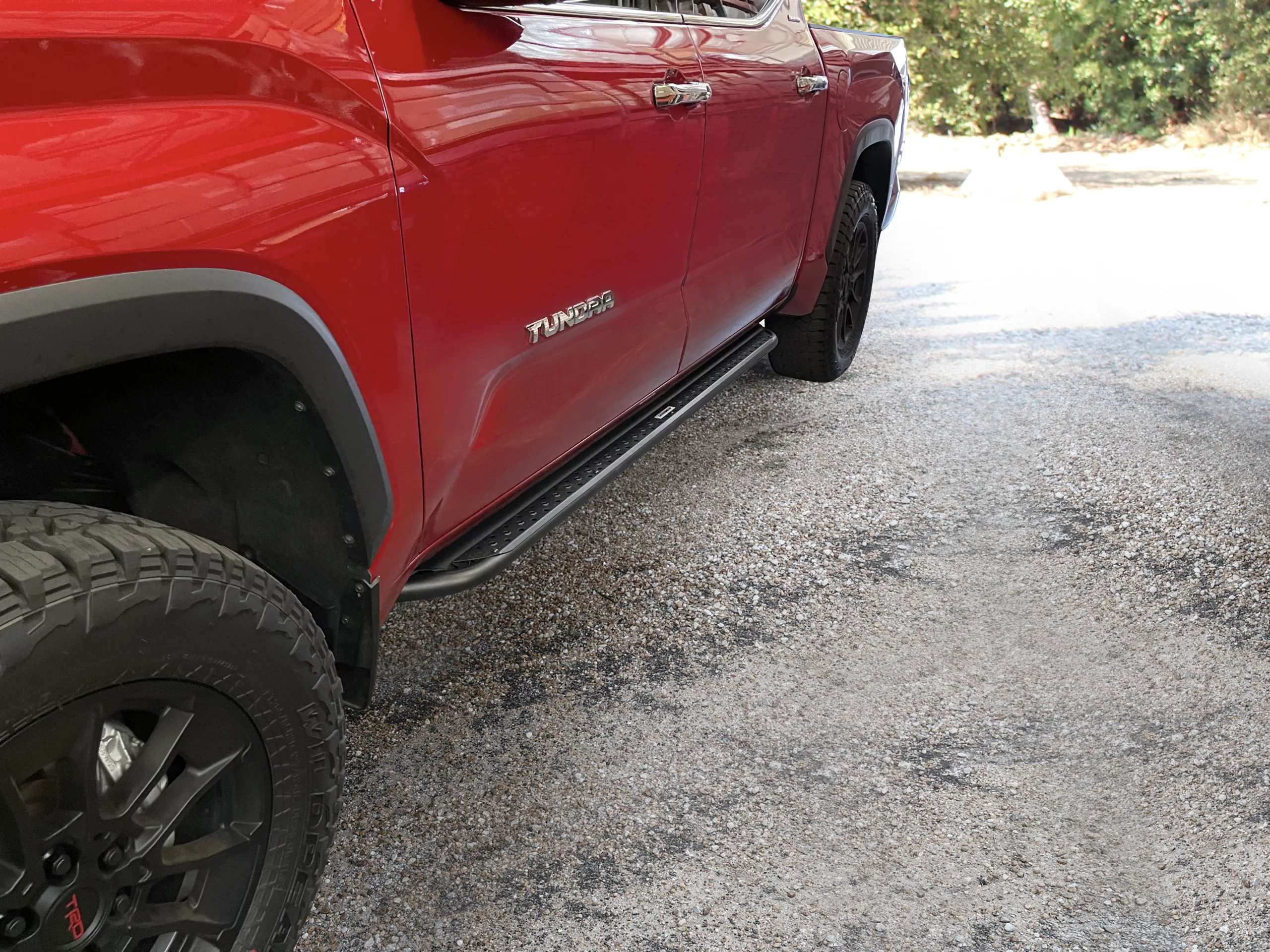 Dominator Xtreme DSS Side Steps with Rocker Panel Mounting Kit - Crew Max