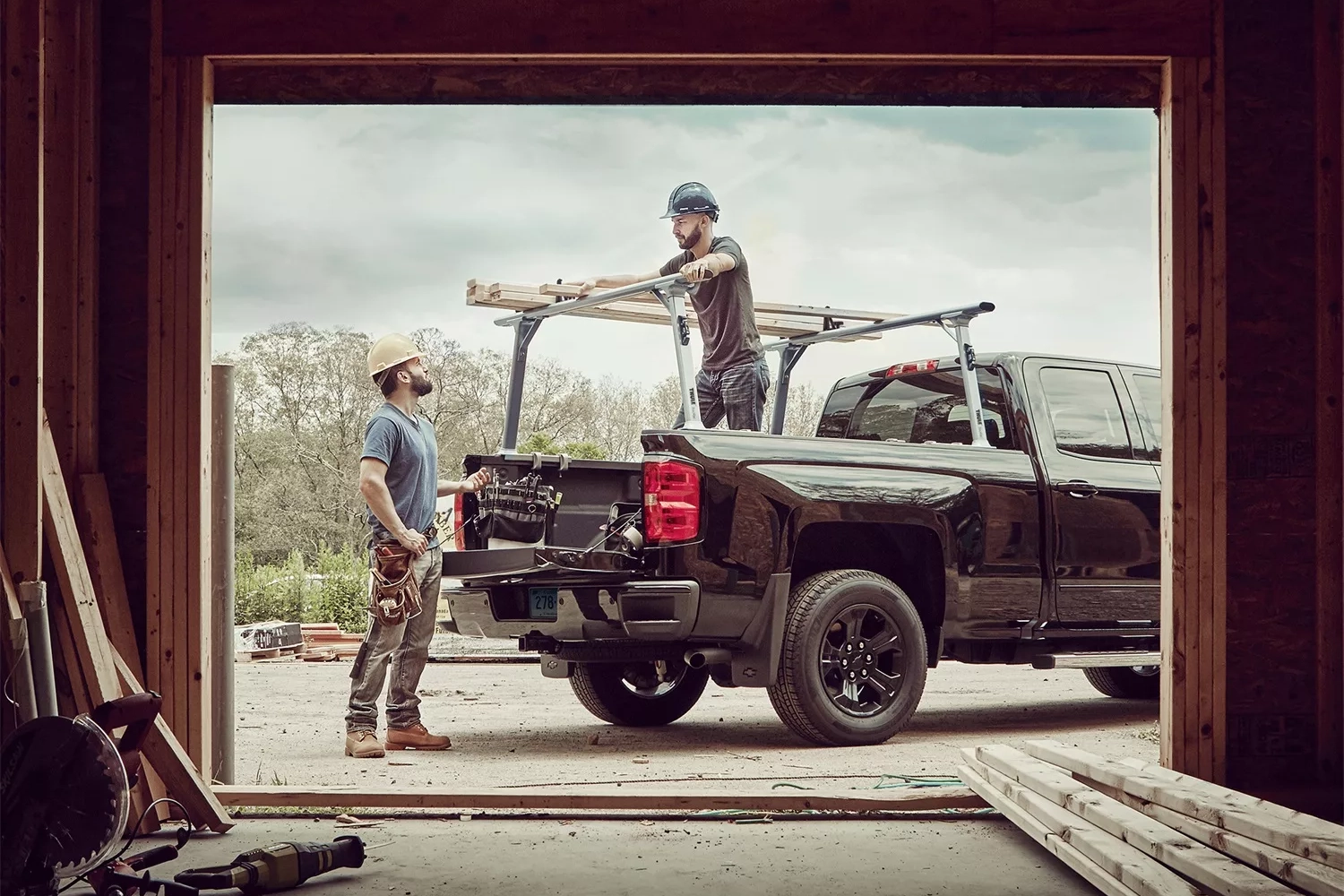 construction workers using the Thule TracRac Pro2 Truck Rack, a type of cross bar rack
